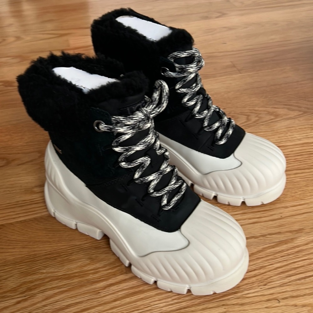 New in box NIB UGG Adiroam Hiker platform lug sole boot